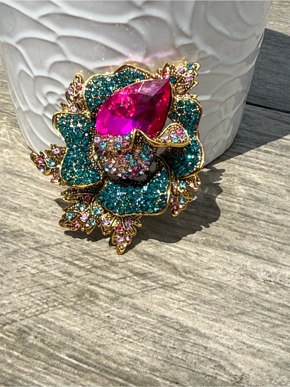 NWT Stunning Large Gold-Tone Rose Brooch w/ Fuchsia Teardrop Teal Crystals - Picture 3 of 6